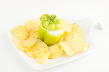 potato chips with yogurt sauce