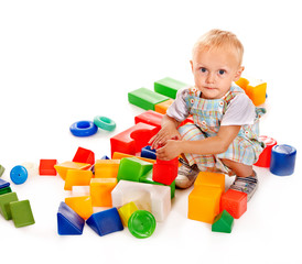 Children play building blocks.