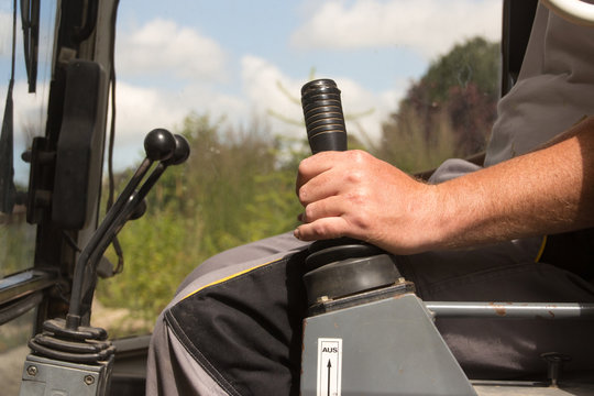 Bedienung der Schalthebel eines Baggers