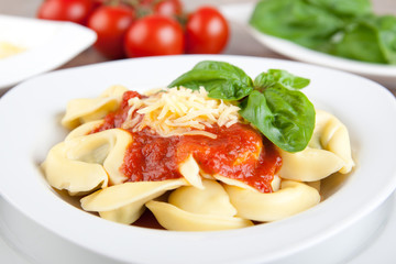 Tortellini mit Tomaten-Basilikum-Soße Makro