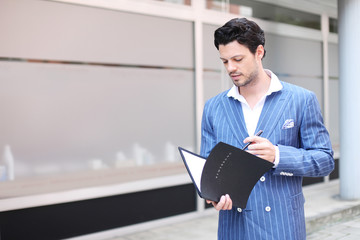 attraktiver Gesch&auml;ftsmann mit Bewerbung