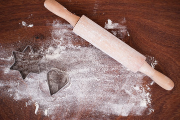 Kitchen rolling pin, molds and flour