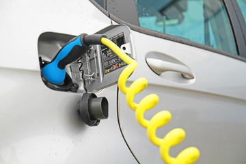 Laden eines Elektroautos_3