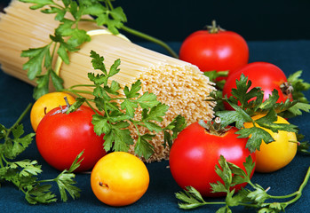 raw spaghetti tie a ribbon, tomatoes and parsley.