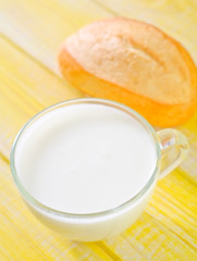 Fototapeta na wymiar mleko i chleb