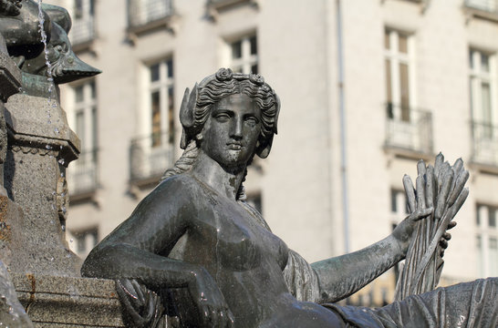 Statue "La S&egrave;vre" Fontaine de la Place Royale - Nantes