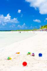 Fototapeta na wymiar Zabawki plaży w piasku tropikalnej plaży na Kubie