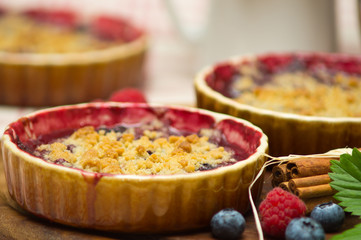 Crumble with wild red berries and cinnamon