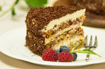 Yoghurt (creme fraiche) cake with raspberries and bilberries, de