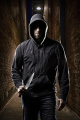 Thief on a dark alley