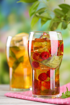Iced tea with raspberries, lemon and mint