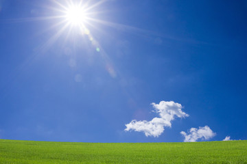 草原と青空と太陽