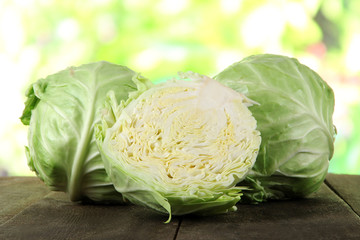 Obraz premium Cabbage on wooden table on nature background