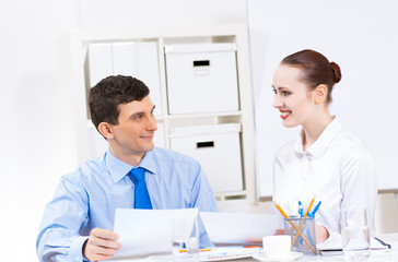 Obraz premium colleagues discuss the reports