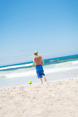 junger sportlicher mann im sprung beim beach volleyball
