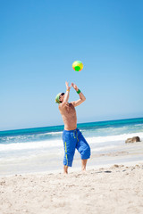 junger sportlicher mann im sprung beim beach volleyball