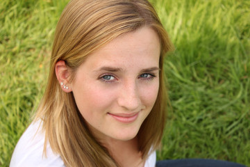 Naklejka premium Girl in the Grass