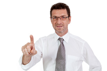 erwachsener geschäftsmann zeigt mit finger isoliert