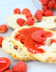 tartine de confiture de framboises 