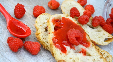 tartine de confiture de framboises 