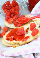 tartine de confiture de framboises 