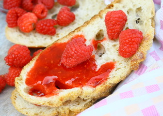 tartine de confiture de framboises 