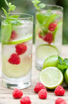 sommerliches erfrischungsgetränk limonade mit limette