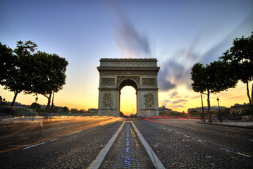 Fototapeta na wymiar Arc de Triomphe na zachodzie słońca, Paryż