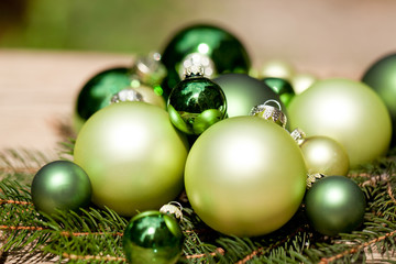 festliche weihnachts dekoration in grün auf holz