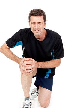 erwachsener man in sportkleidung und knieschmerzen
