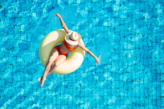 Junge Frau beim Sonnenbad im Pool