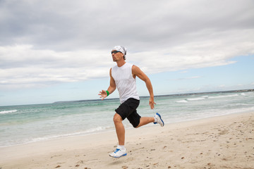 erwachsener sportlicher mann jogger am strand