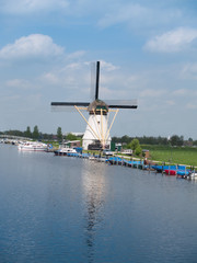 holland rural windmill in Kinderdijk over water - 54187523