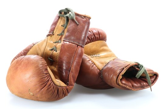 alte Boxhandschuhe isoliert auf wei&szlig;em Hintergrund
