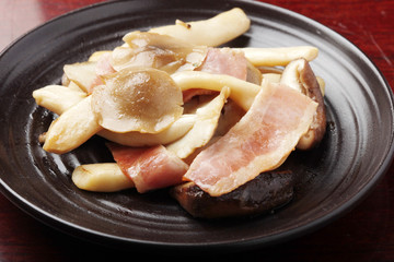 キノコとベーコンの炒め物