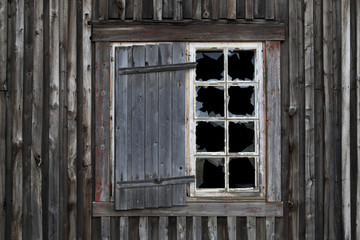 Obraz na płótnie Canvas Rozbite okno w starym opuszczonym domu