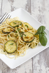 Spaghetti mit Zucchini und Pinienkernen