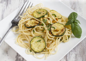 Spaghetti mit Zucchini und Pinienkernen