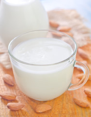 Obraz na płótnie Canvas milk with almond