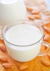 Obraz na płótnie Canvas milk with almond