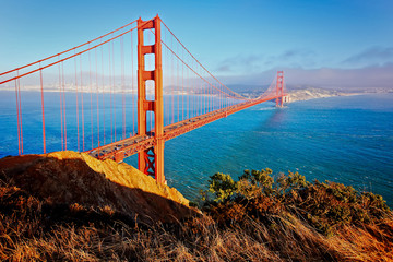 Golden Gate Bridge mit Hügel im Abendlicht - San Francisco