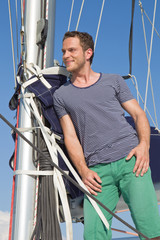 Ein Segler am Segelboot