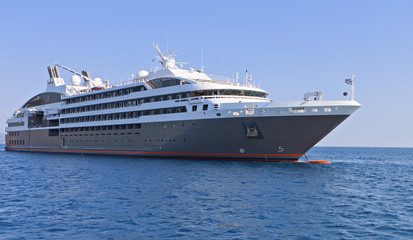 Fototapeta na wymiar Cruiser anchored at Parga in Greece