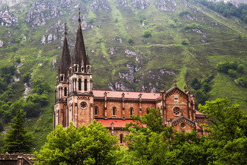 Fototapeta na wymiar Bazylika Matki Bożej Battles, Covadonga, Asturia, Hiszpania.