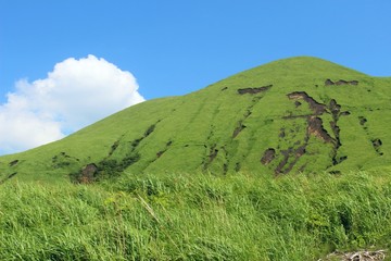 Obraz premium 阿蘇 緑の杵島岳と夏雲