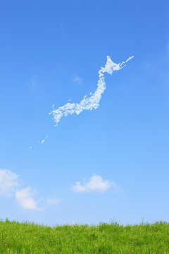 草原と日本地図の雲