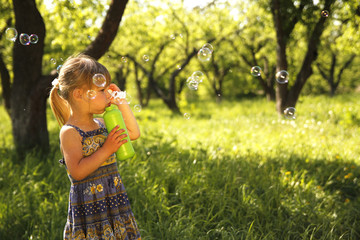 Obraz premium little girl with soap bubbles