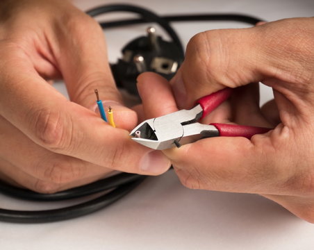 Wire cutter and hands
