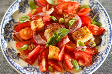 Rustic tomatoes salad