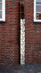 warnung vor überschwemmung - wasserstandsmesser an der hauswand